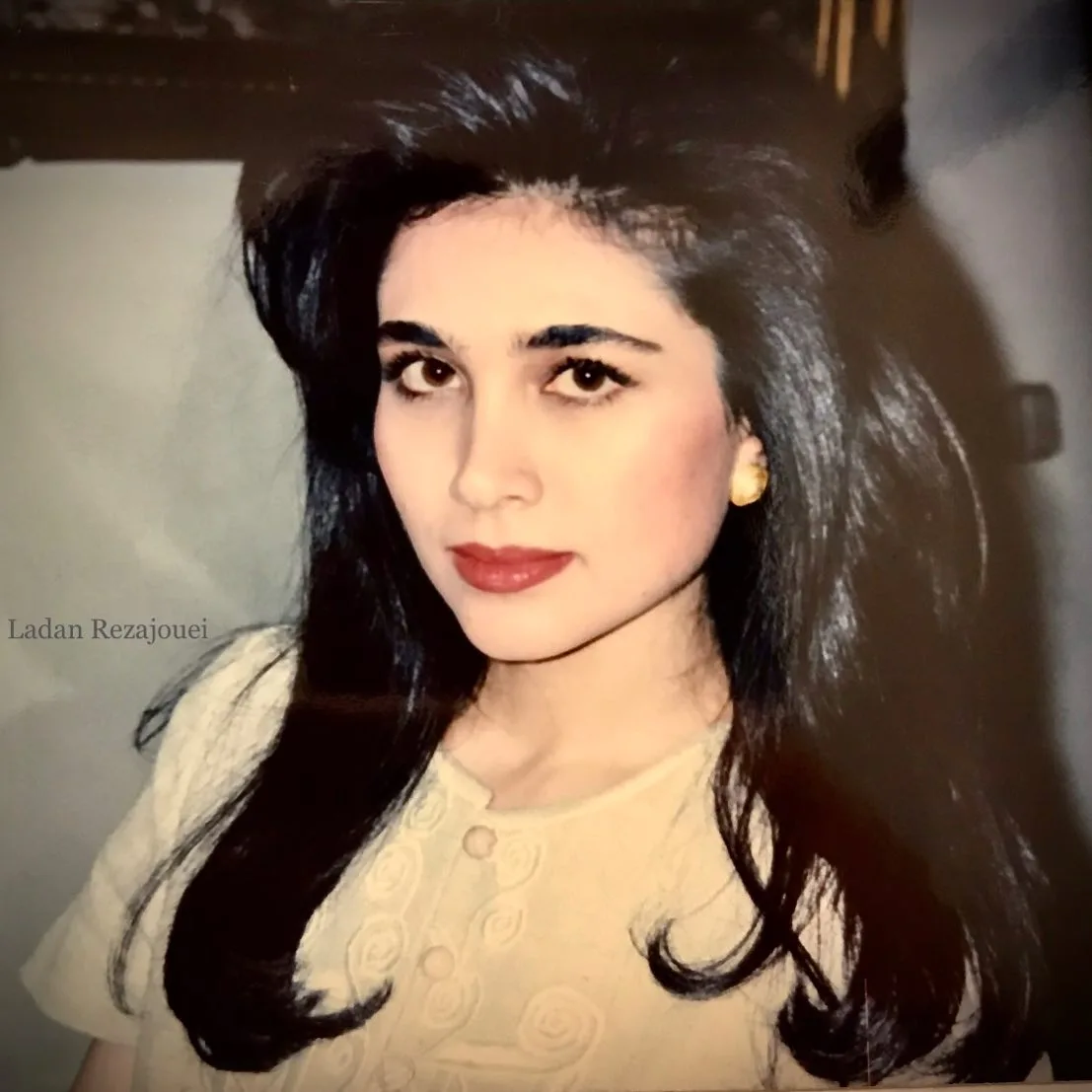 بیوگرافی لادن رضاجویی مجری کودک دهه ۶۰، خانم بهار بستنیها و مهاجرت به کانادا عکس جوانی لادن رضاجویی در سال 1372