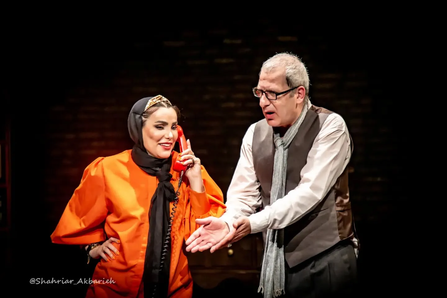 مهسا ایرانیان در کنار رامین ناصرنصیر در یک تئاتر کمدی