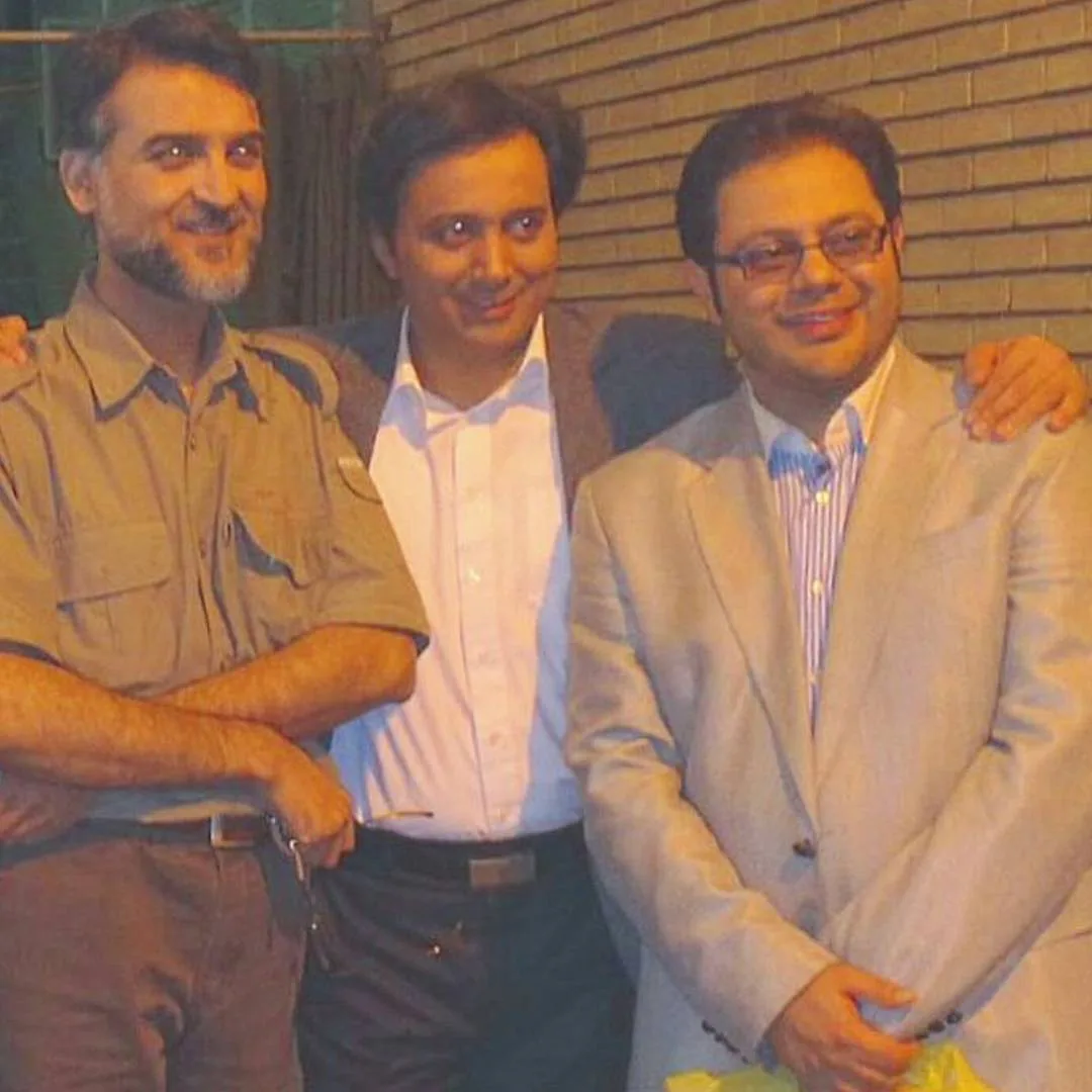 بیوگرافی علی درستکار مجری سابق تلویزیون، برنامه فرهیخته «سپنج» و علت ممنوعالکاری علی درستکار در کنار محمدرضا حسینیان و مجید اخشابی