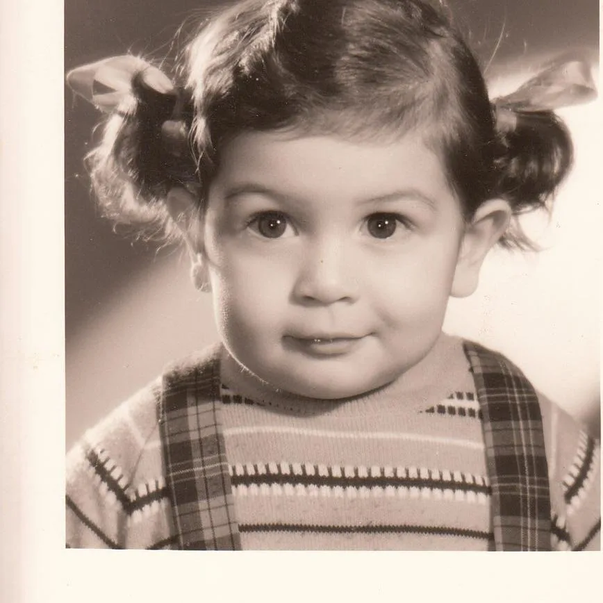 بیوگرافی نگار استخر صداپیشه عروسک سنجد و ماجرای مهاجرت به آمریکا کودکی نگار استخر