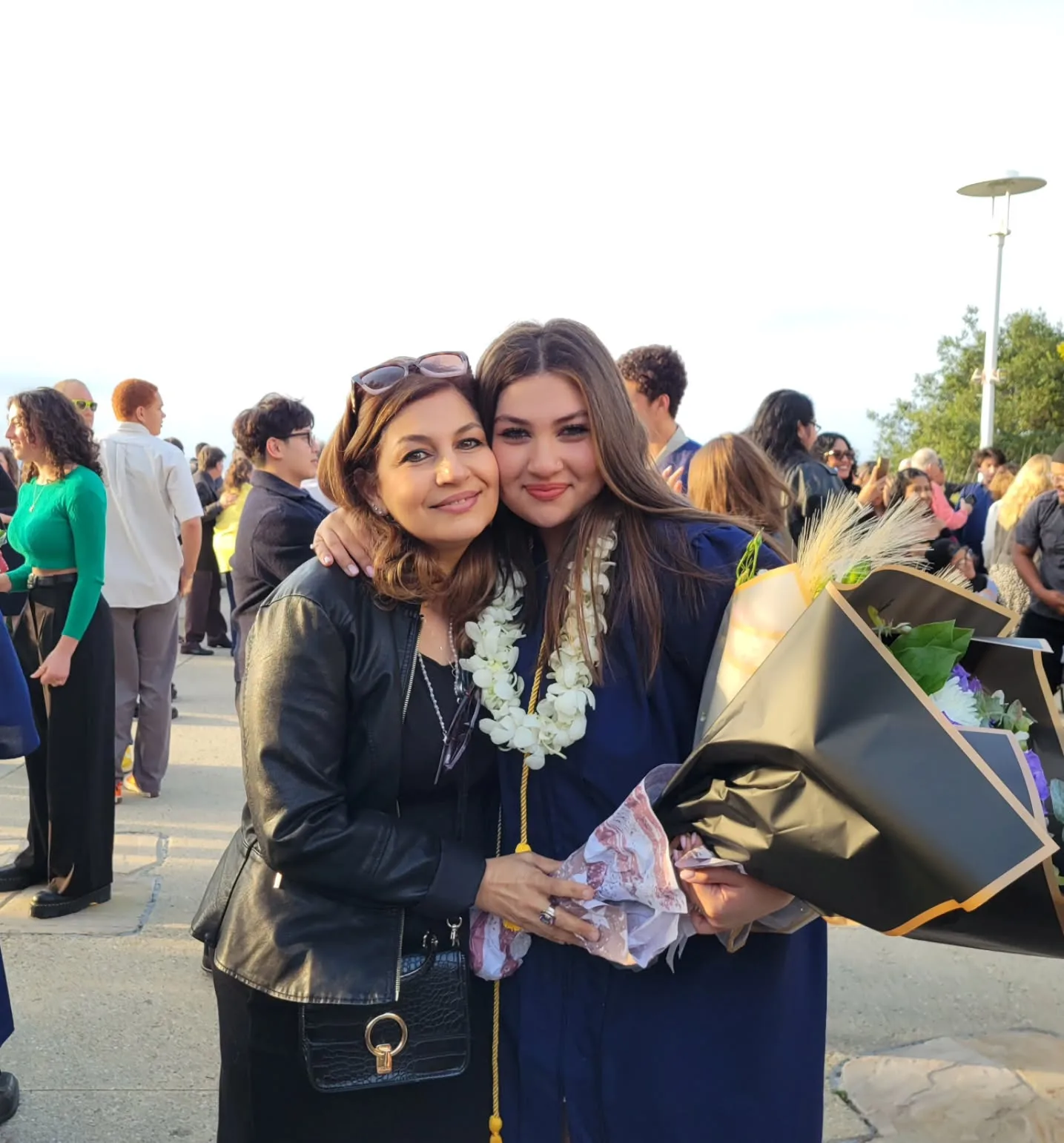 بیوگرافی نگار استخر صداپیشه عروسک سنجد و ماجرای مهاجرت به آمریکا نگار استخر و دخترش نارگل رشیدیان در آمریکا