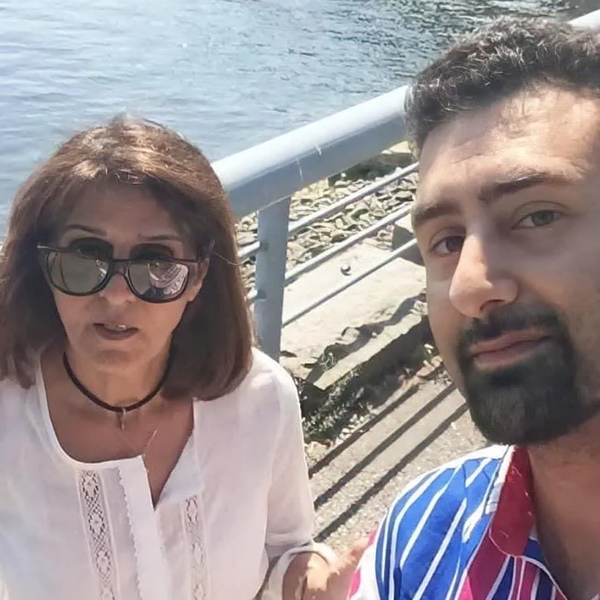 آهو خردمند در کنار پسرش کاووس در کانادا