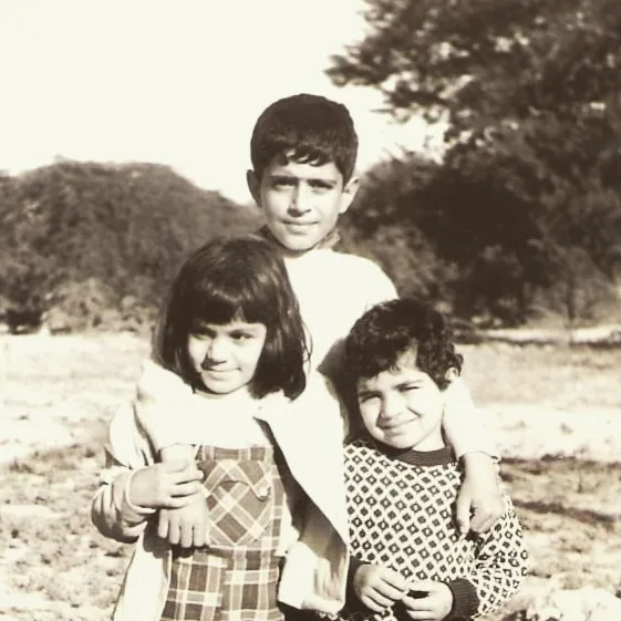 بیوگرافی لادن رضاجویی مجری کودک دهه ۶۰، خانم بهار بستنیها و مهاجرت به کانادا تصویر کودکی لادن رضاجویی (سمت راست) در کنار برادر و خواهرش