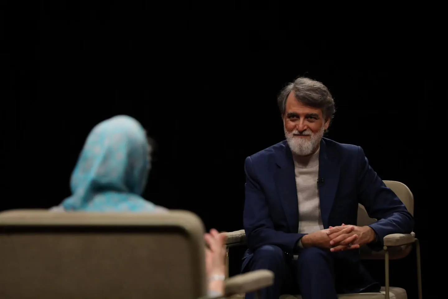 بیوگرافی علی درستکار مجری سابق تلویزیون، برنامه فرهیخته «سپنج» و علت ممنوعالکاری برنامه سپنج علی درستکار