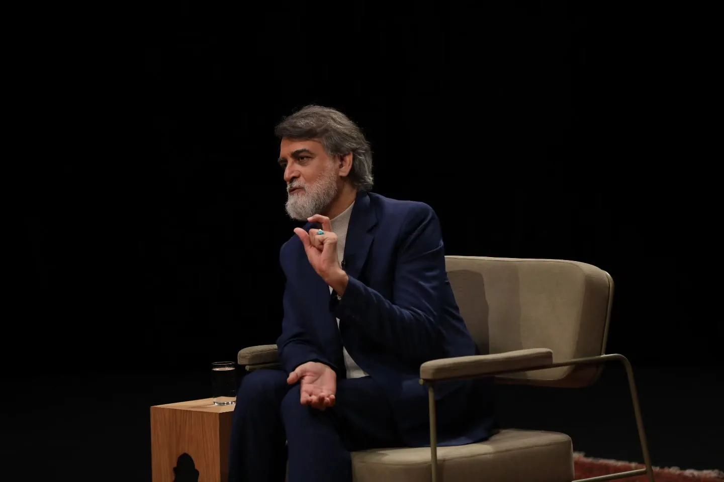 بیوگرافی علی درستکار مجری سابق تلویزیون، برنامه فرهیخته «سپنج» و علت ممنوعالکاری علی درستکار مجری فرهیخته