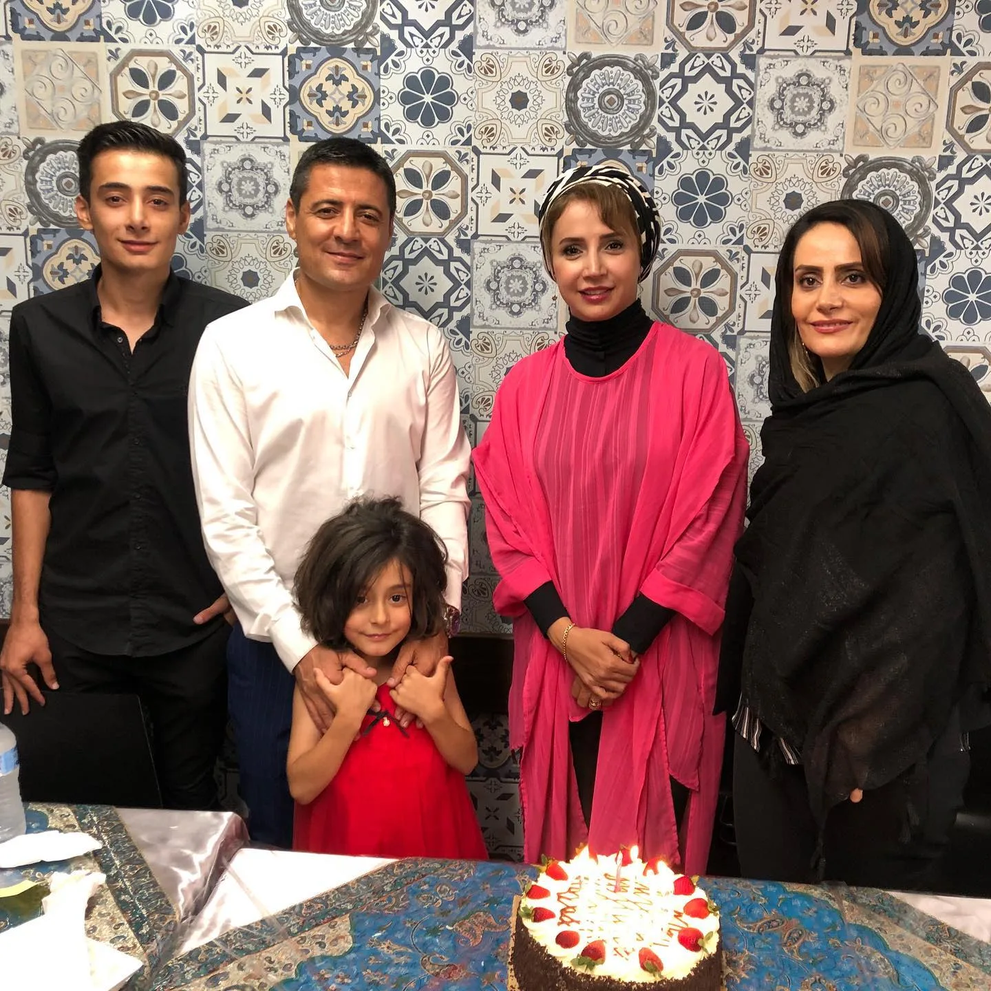 زندگی شخصی و بیوگرافی شبنم قلی خانی بازیگر و همسر، فرزند و خانواده شبنم قلی خانی به همراه علیرضا فغانی و خانود ه اش