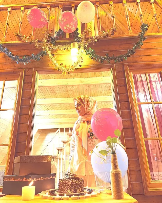 تصاویر و بیوگرافی زهرا محمودوند مجری برنامههای ورزشی تلویزیون، سوابق کاری و اصالت عکس تولد زهرا محمودوند