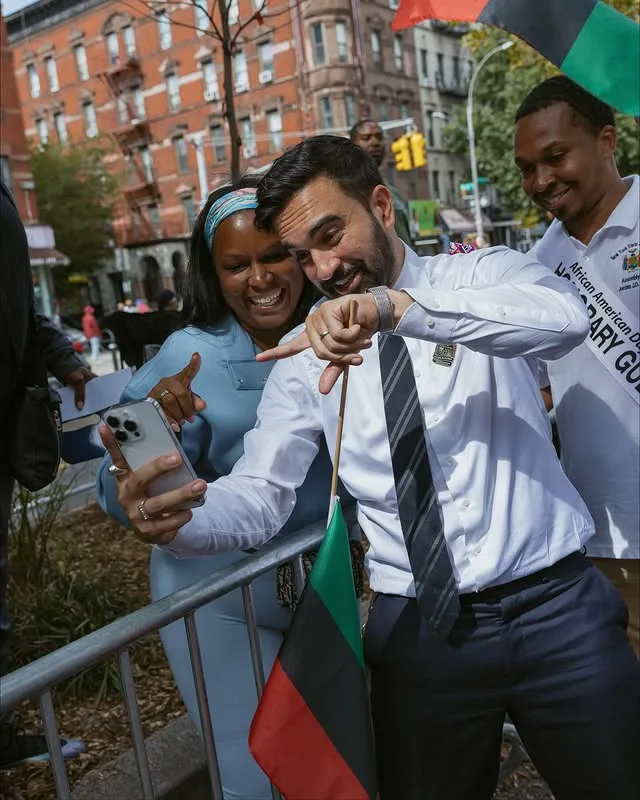 زهران ممدانی کیست؟ بیوگرافی شهردار مسلمان نیویورک زهران ممدانی شهردار نیویورک به همراه طرفدارش