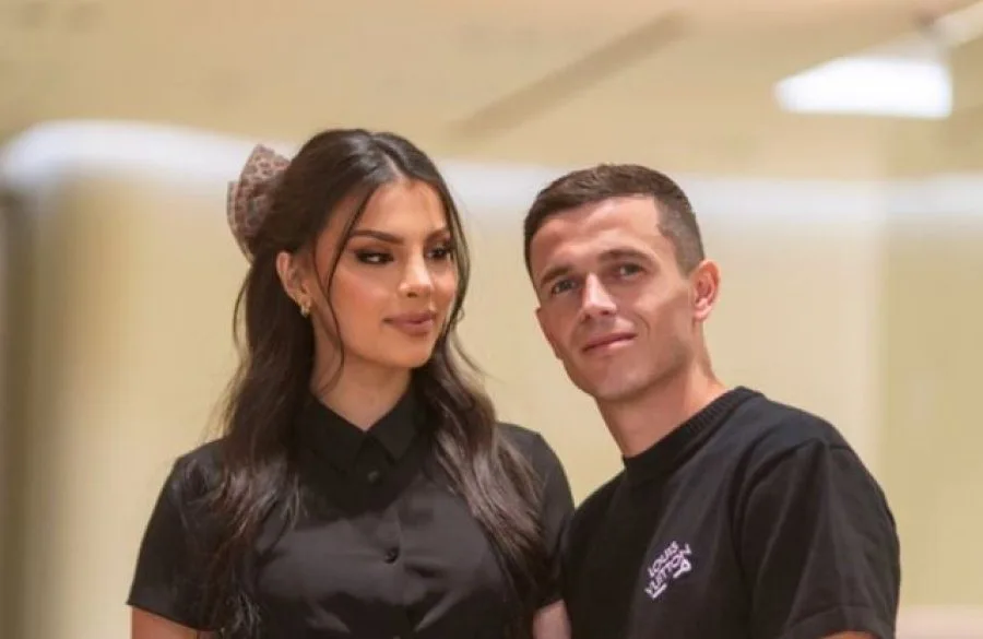 بیوگرافی یاسر آسانی بازیکن استقلال و ملی پوش تیم ملی آلبانی تصویر همسر یاسر آسانی