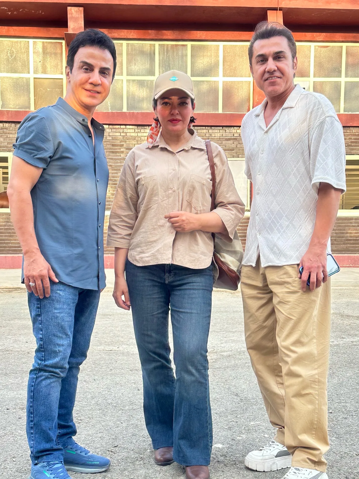 بیوگرافی داوود دادمرزی مجری و گوینده خبر ورزشی و ماجرای خداحافظی ناگهانی از تلویزیون داوود دادمرزی، رزیتا غفاری و داریوش فرضیایی (عمو پورنگ)