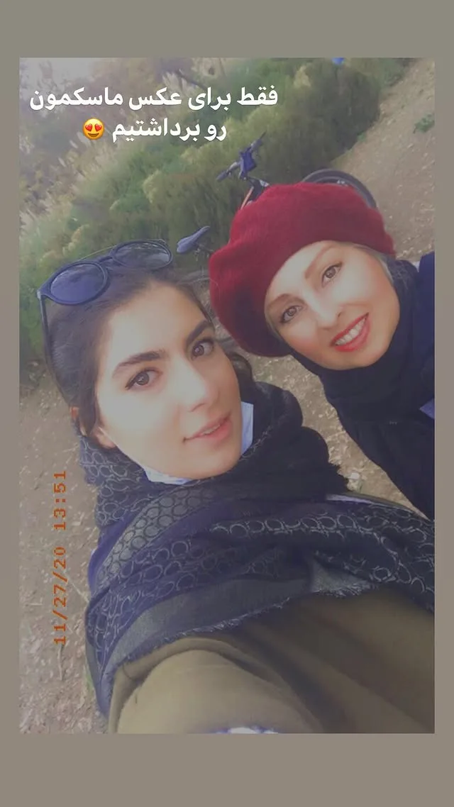 بیوگرافی ندا غفاری مجری سابق صدا و سیما و تغییر پوشش عجیب پس از استعفا تصویر قدیمی از ندا غفاری در کنار دخترش