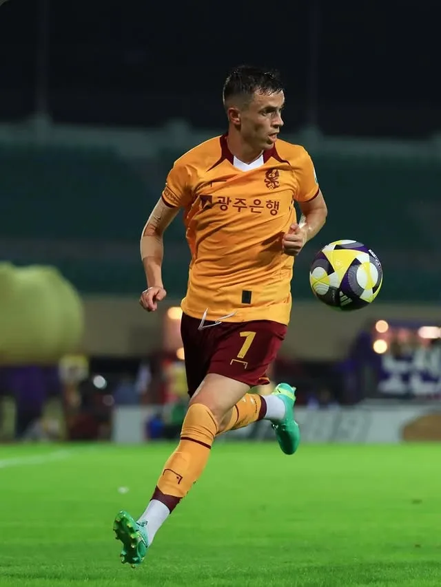 بیوگرافی یاسر آسانی بازیکن استقلال و ملی پوش تیم ملی آلبانی یاسر آسانی در لباس گوانگجو افسی