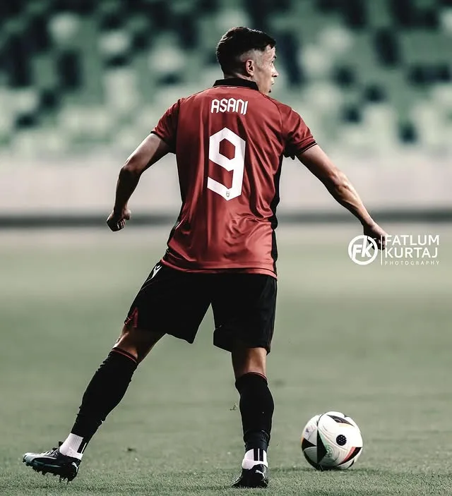 بیوگرافی یاسر آسانی بازیکن استقلال و ملی پوش تیم ملی آلبانی یاسر آسانی در لباس تیم ملی آلبانی