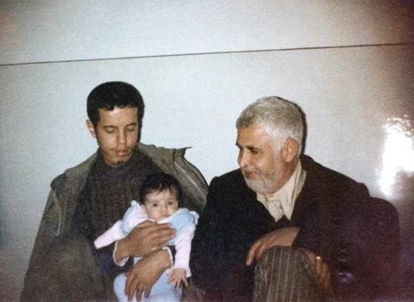 نابغه جنگ: زندگینامه شهید حسن باقری (غلامحسین افشردی) شهید غلامحسین افشردی و فرزندش