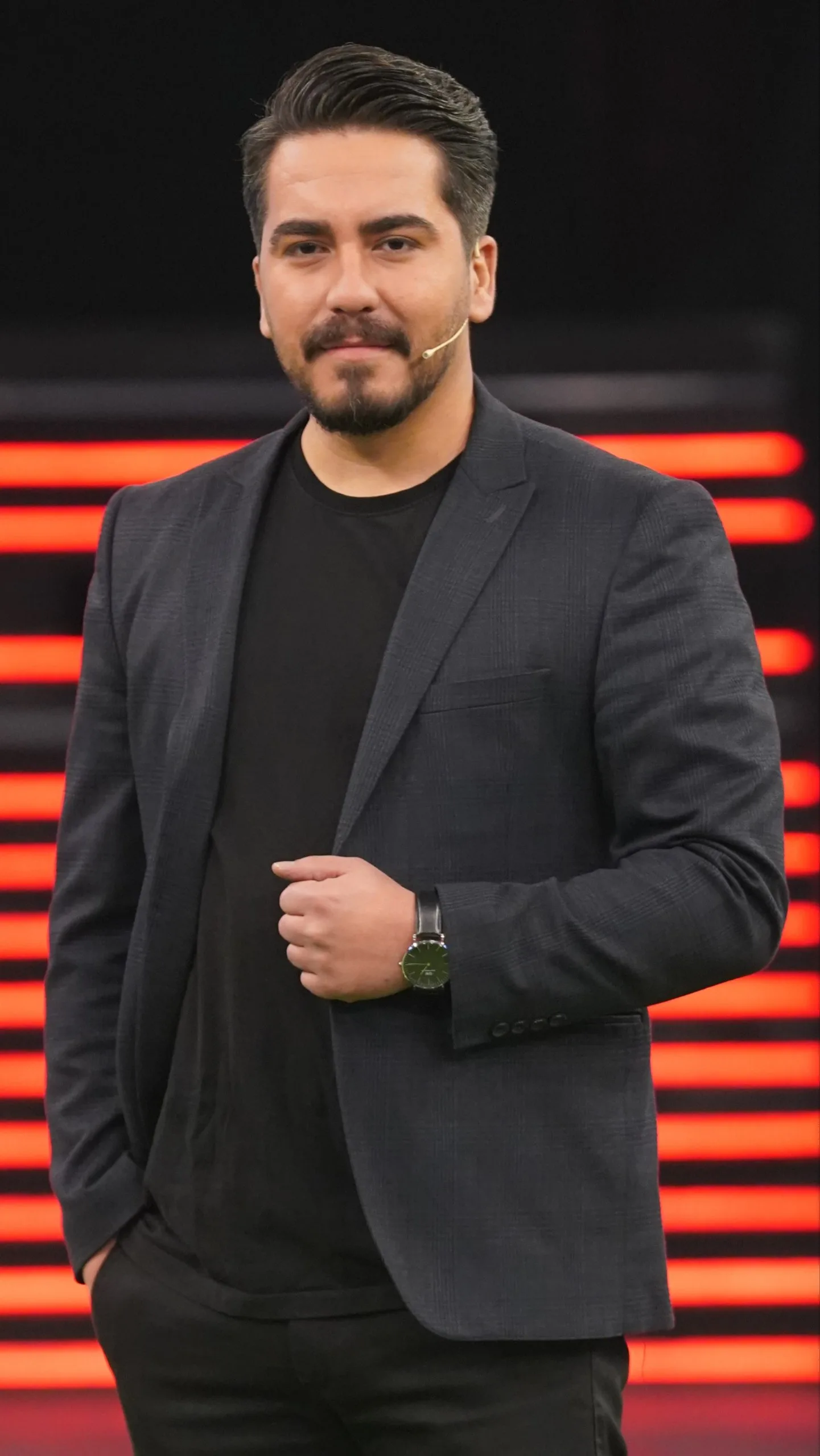 بیوگرافی علی زمانی مجری و گوینده؛ از رویای فوتبال تا اجرای تلویزیونی و صدای رادیو علی زمانی مجری، تهیهکننده و گوینده رادیو و تلویزیون