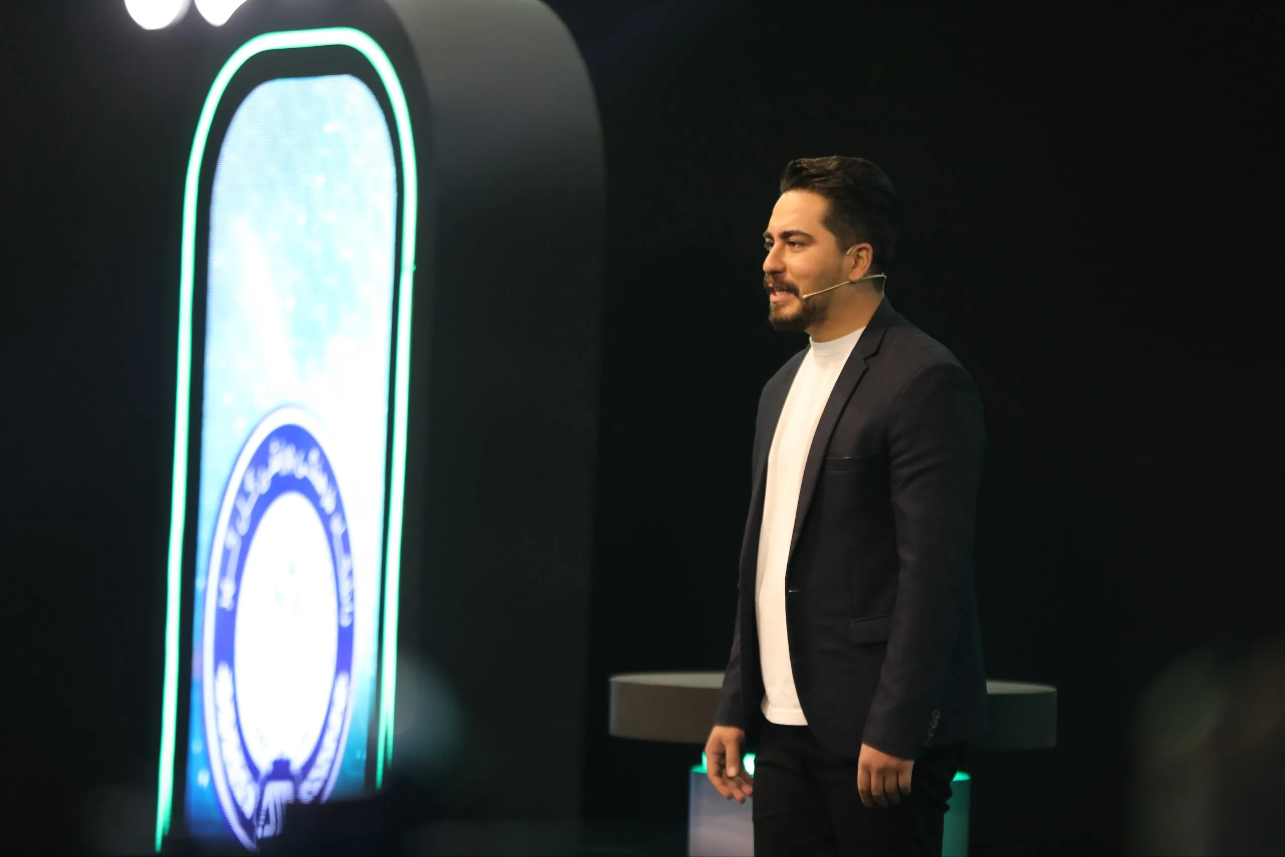 بیوگرافی علی زمانی مجری و گوینده؛ از رویای فوتبال تا اجرای تلویزیونی و صدای رادیو علی زمانی