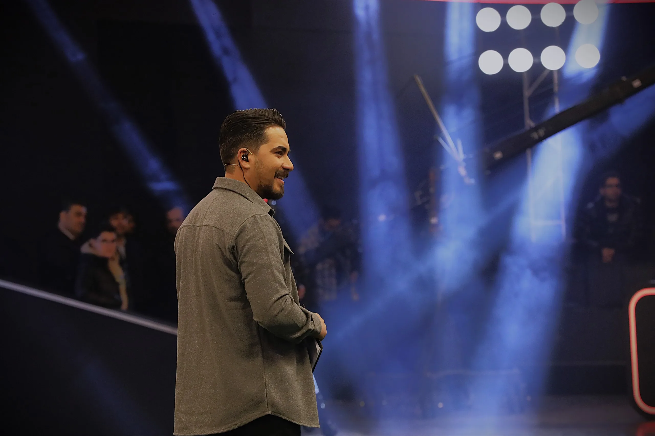 بیوگرافی علی زمانی مجری و گوینده؛ از رویای فوتبال تا اجرای تلویزیونی و صدای رادیو علی زمانی