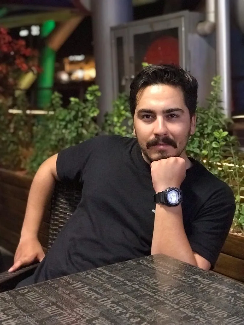 بیوگرافی علی زمانی مجری و گوینده؛ از رویای فوتبال تا اجرای تلویزیونی و صدای رادیو علی زمانی مجری