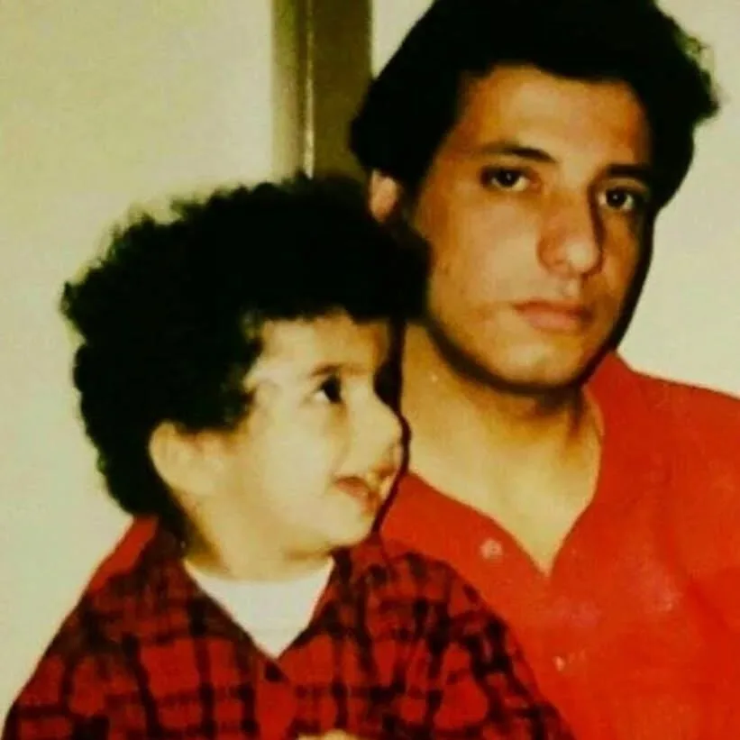 بیوگرافی علیرضا جعفری؛ بازیگر خاطرهانگیز سعید متهم گریخت علیرضا جعفری در آغوش عمویش امیر جعفری در کودکی