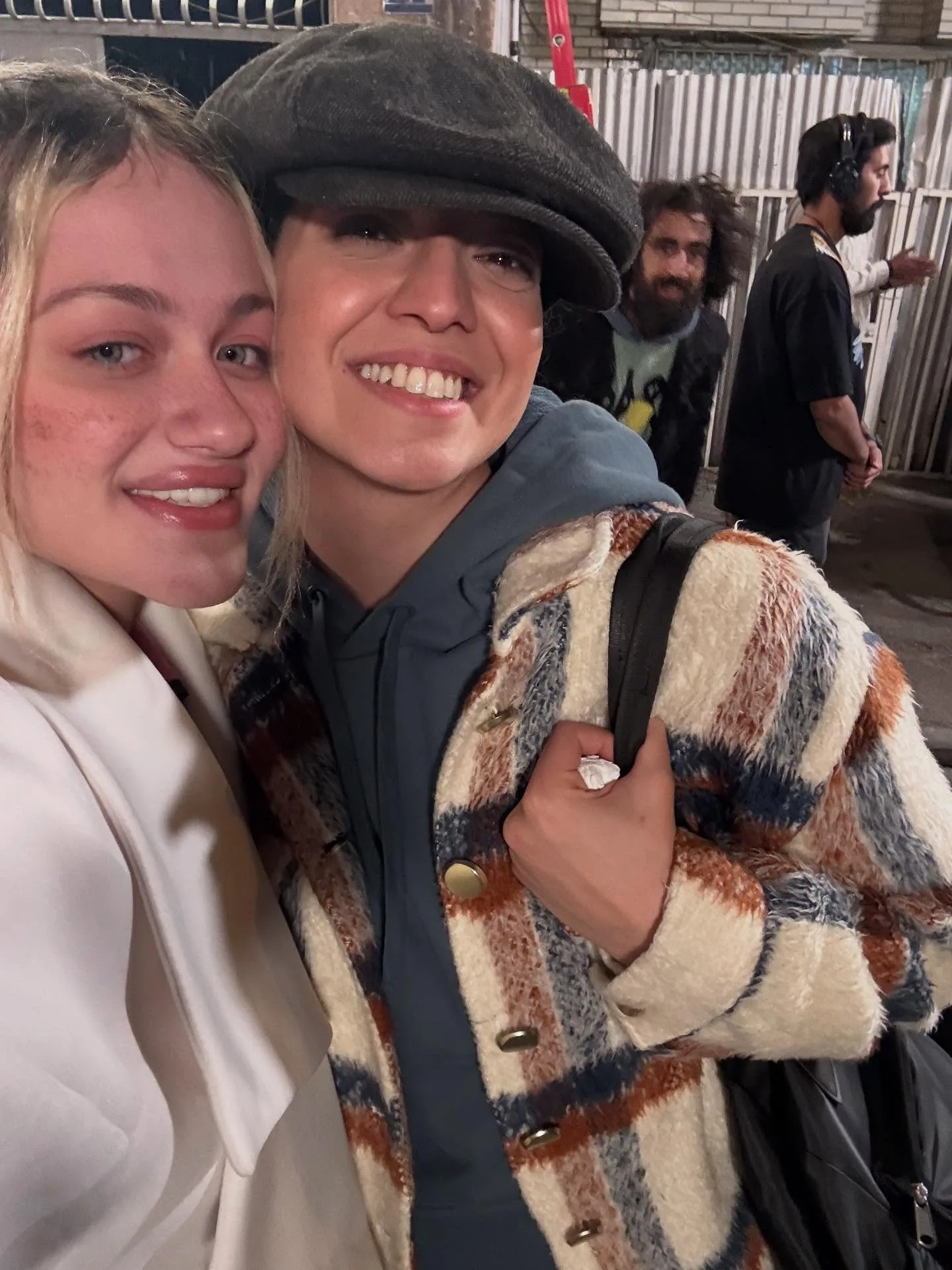 کالبدشکافی اسباب زحمت؛ تحلیل داستان سفر با خاورِ سعید آقاخانی دریا آقاخانی نفر سمت راست در پشت صحنه سریال اسباب زحمت