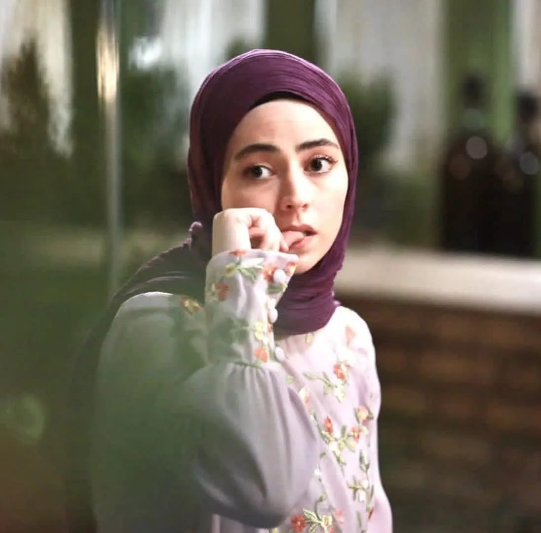 بیوگرافی نیلوفر رجاییفر بازیگر نقش الیزابت داعش پایتخت ۵ بازیگر نقش پونه در سریال خوشنام