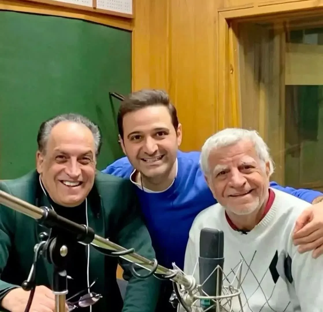 بیوگرافی بهمن هاشمی مجری مسابقه نبض انرژی؛ از جادوی صدا تا اجرای ۱۰۰ میلیونی بهمن هاشمی در کنار اکبر منانی و سعید شیخ زاده