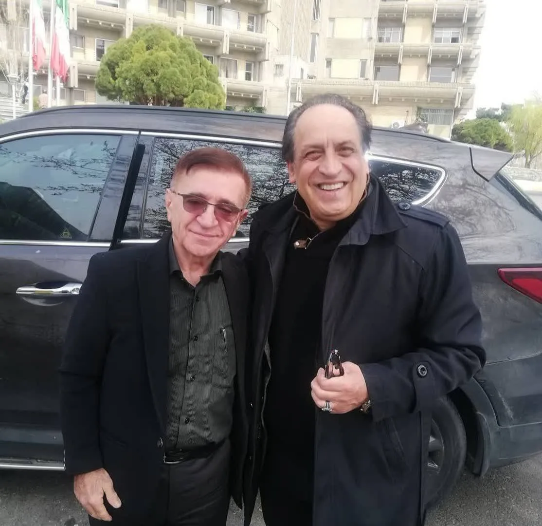 بیوگرافی بهمن هاشمی مجری مسابقه نبض انرژی؛ از جادوی صدا تا اجرای ۱۰۰ میلیونی بهمن هاشمی در کنار دکتر انوشه