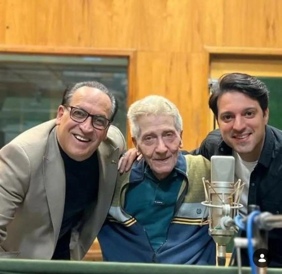 بیوگرافی بهمن هاشمی مجری مسابقه نبض انرژی؛ از جادوی صدا تا اجرای ۱۰۰ میلیونی بهمن هاشمی در کنار سعید مظفری