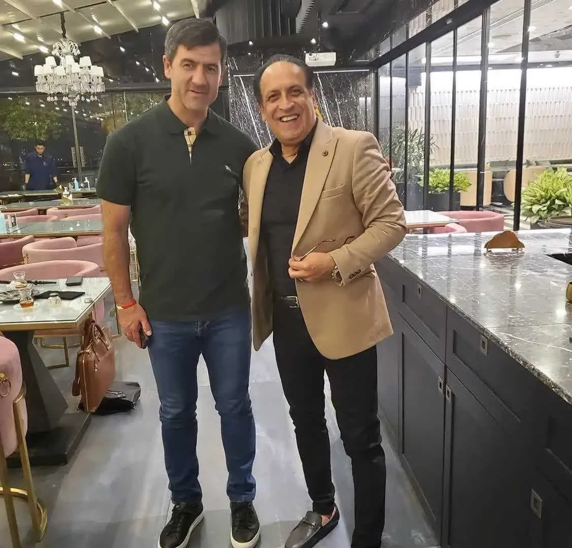 بیوگرافی بهمن هاشمی مجری مسابقه نبض انرژی؛ از جادوی صدا تا اجرای ۱۰۰ میلیونی بهمن هاشمی در کنار کریم باقری