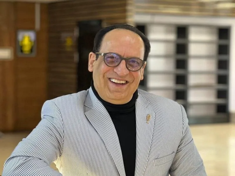 بیوگرافی بهمن هاشمی مجری مسابقه نبض انرژی؛ از جادوی صدا تا اجرای ۱۰۰ میلیونی بهمن هاشمی