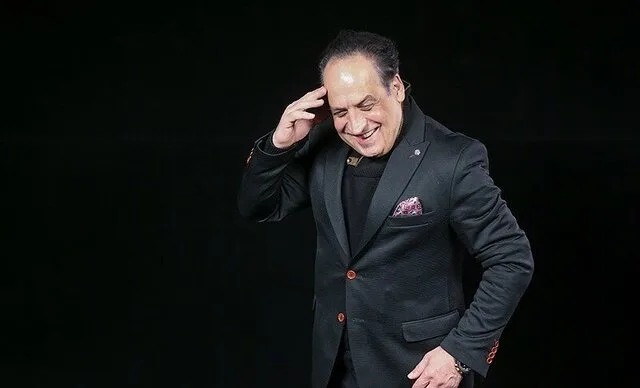 بیوگرافی بهمن هاشمی مجری مسابقه نبض انرژی؛ از جادوی صدا تا اجرای ۱۰۰ میلیونی بیوگرافی بهمن هاشمی