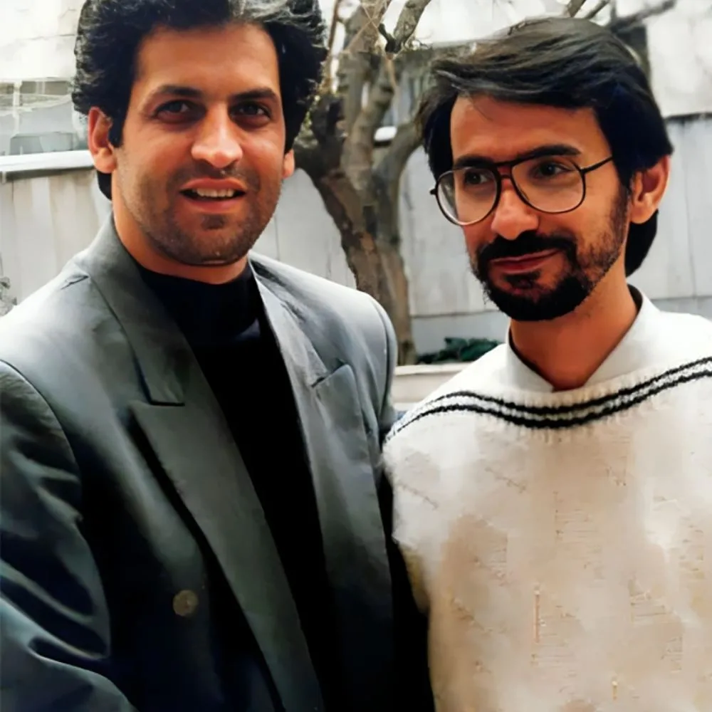 بیوگرافی بهمن هاشمی مجری مسابقه نبض انرژی؛ از جادوی صدا تا اجرای ۱۰۰ میلیونی عکس جوانی بهمن هاشمی