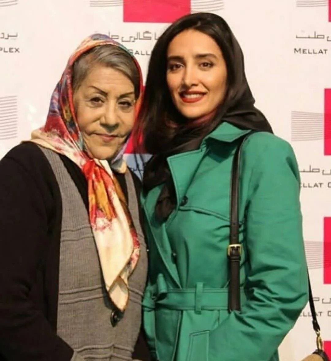 فرانک تمنایی بازیگر نقش «فهیمه» در سریال «قرعه» فرانک تمنایی و مادرش شهربانو موسوی