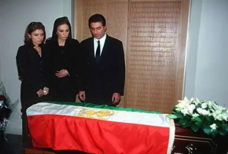 بیوگرافی فرحناز پهلوی دختر محمدرضا پهلوی فرحناز و رضا پهلوی در مراسم تدفین پدر