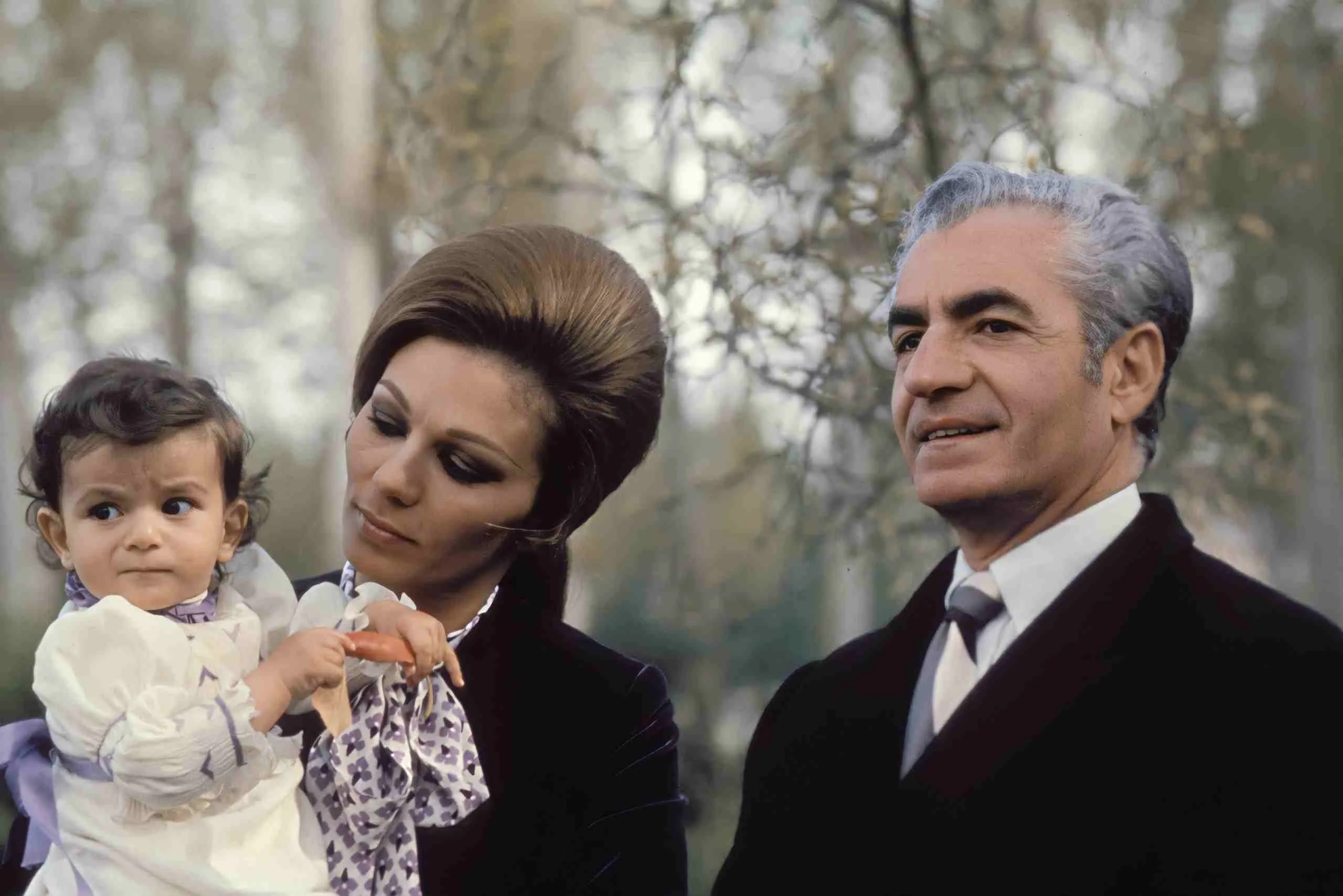 بیوگرافی فرحناز پهلوی دختر محمدرضا پهلوی فرحناز پهلوی در کنار پدر و مادرش