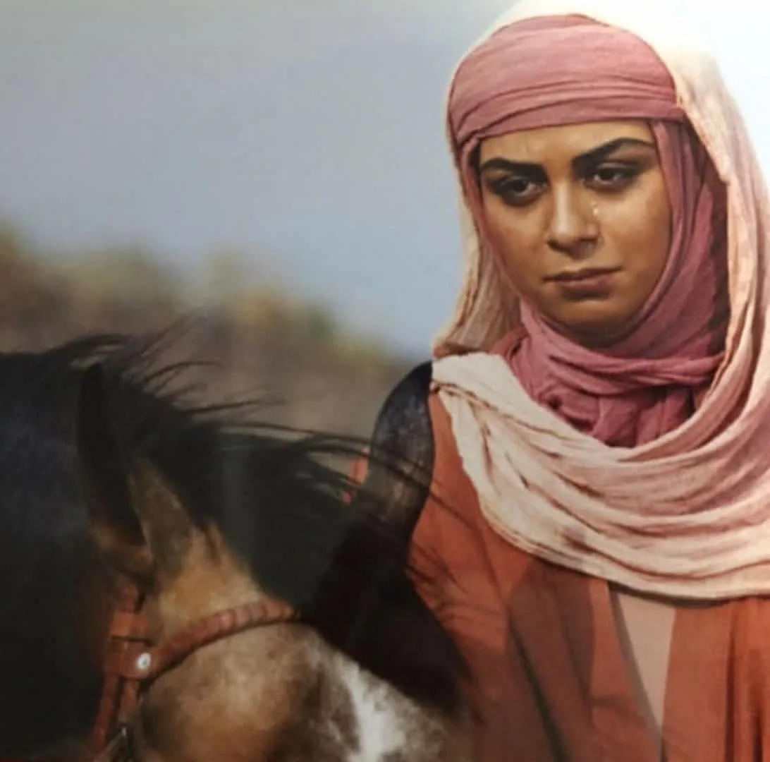 بیوگرافی مارال فرجاد؛ برنده سیمرغ فجر ۱۴۰۴ و پیام از تخت بیمارستان مارال فرجاد در سریال حجربن عدی