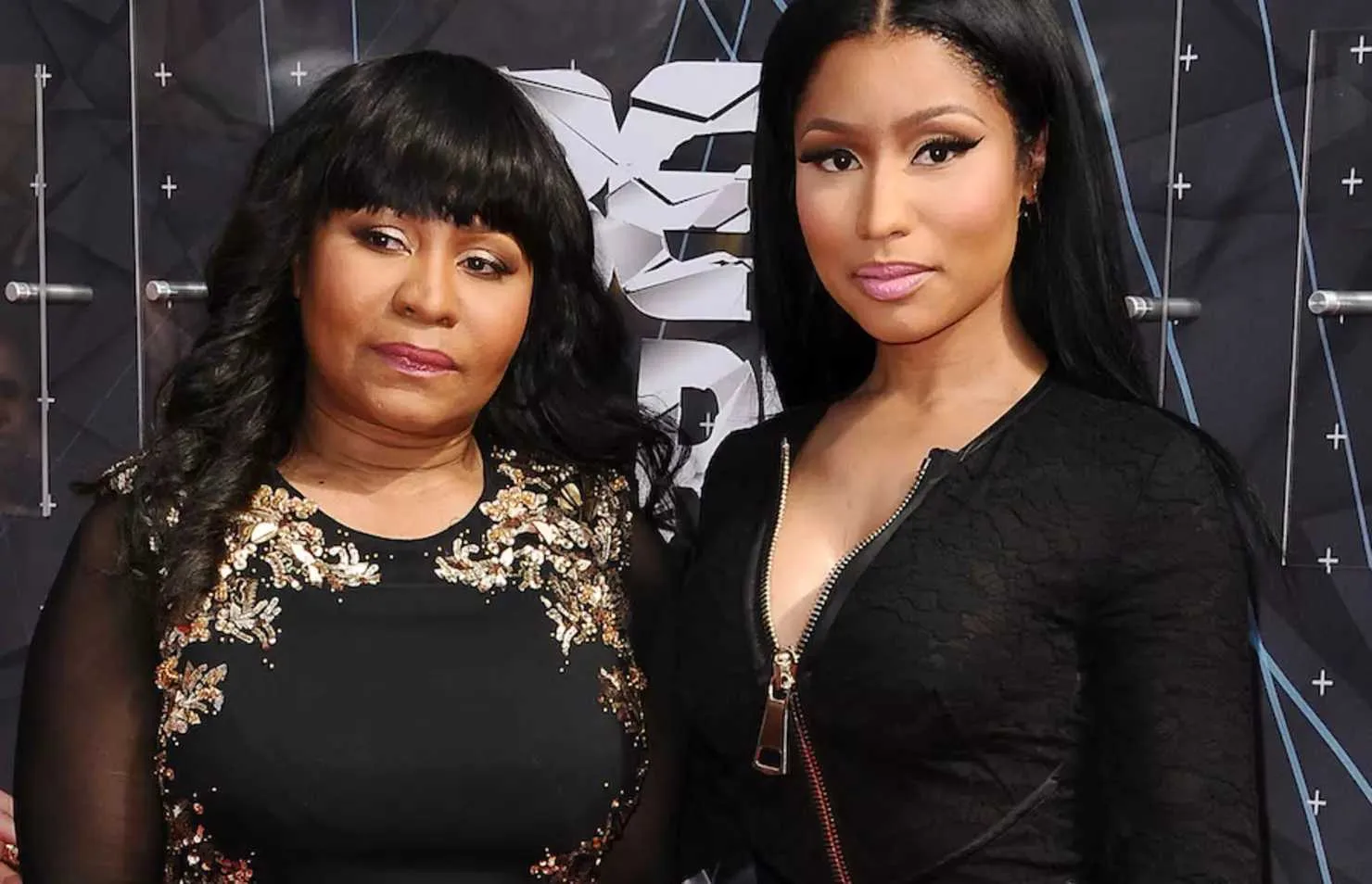 نیکی میناژ کیست؟ بیوگرافی پرطرفدارترین خواننده رپ جهان نیکی میناژ و مادرش