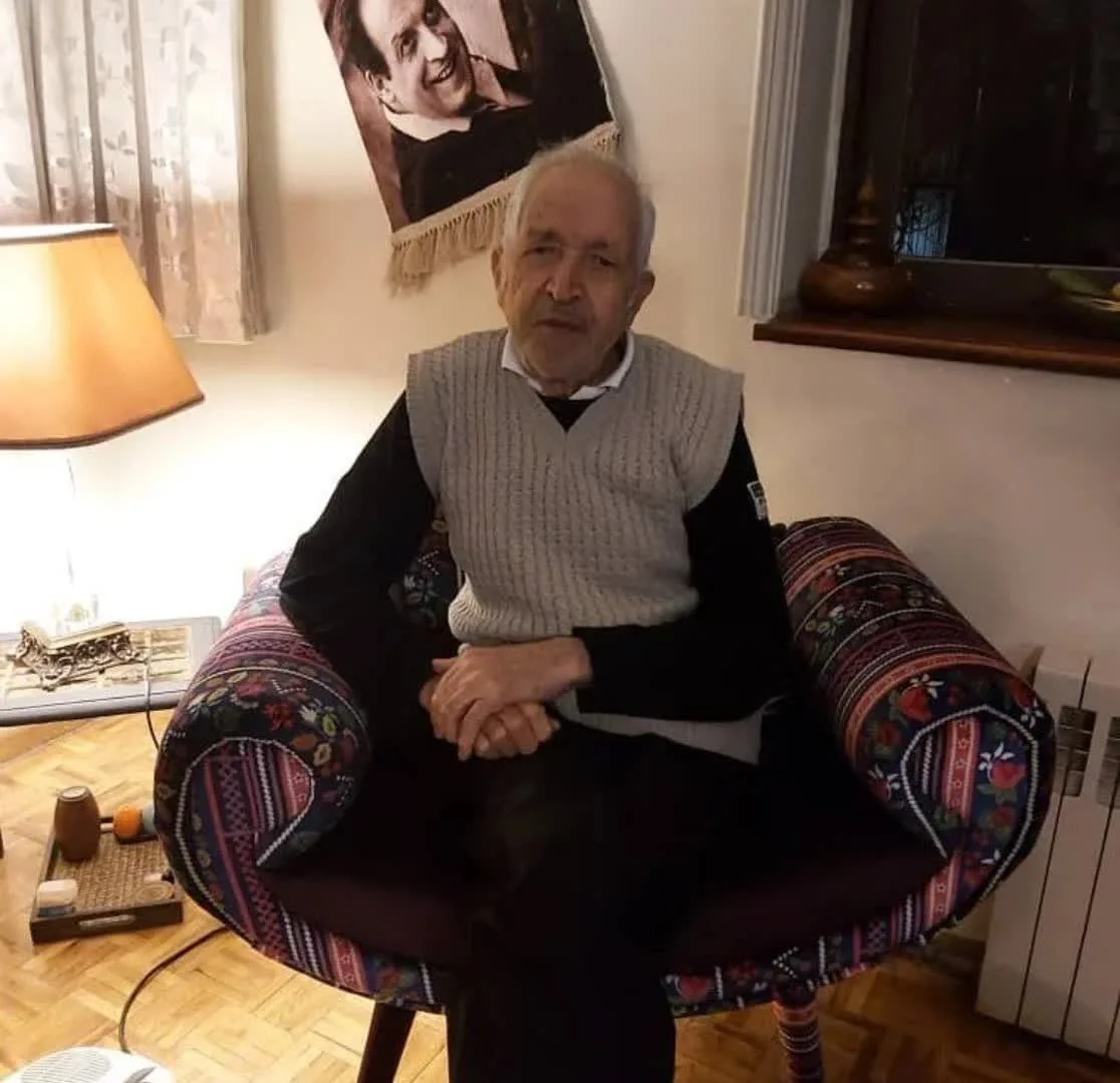 بیوگرافی بهمن هاشمی مجری مسابقه نبض انرژی؛ از جادوی صدا تا اجرای ۱۰۰ میلیونی پدر بهمن هاشمی