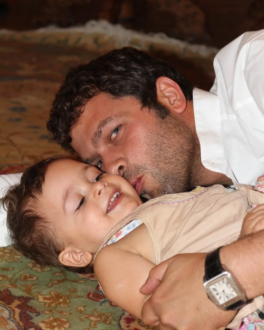 عکس زیرخاکی و دیدنی از کودکی نفس بازغی در آغوش پدرش/ وقتی ستاره صفا با خانواده فسقلی بود! عکس نوستالژیک کودکی نفس بازغی در آغوش پدرش پژمان بازغی