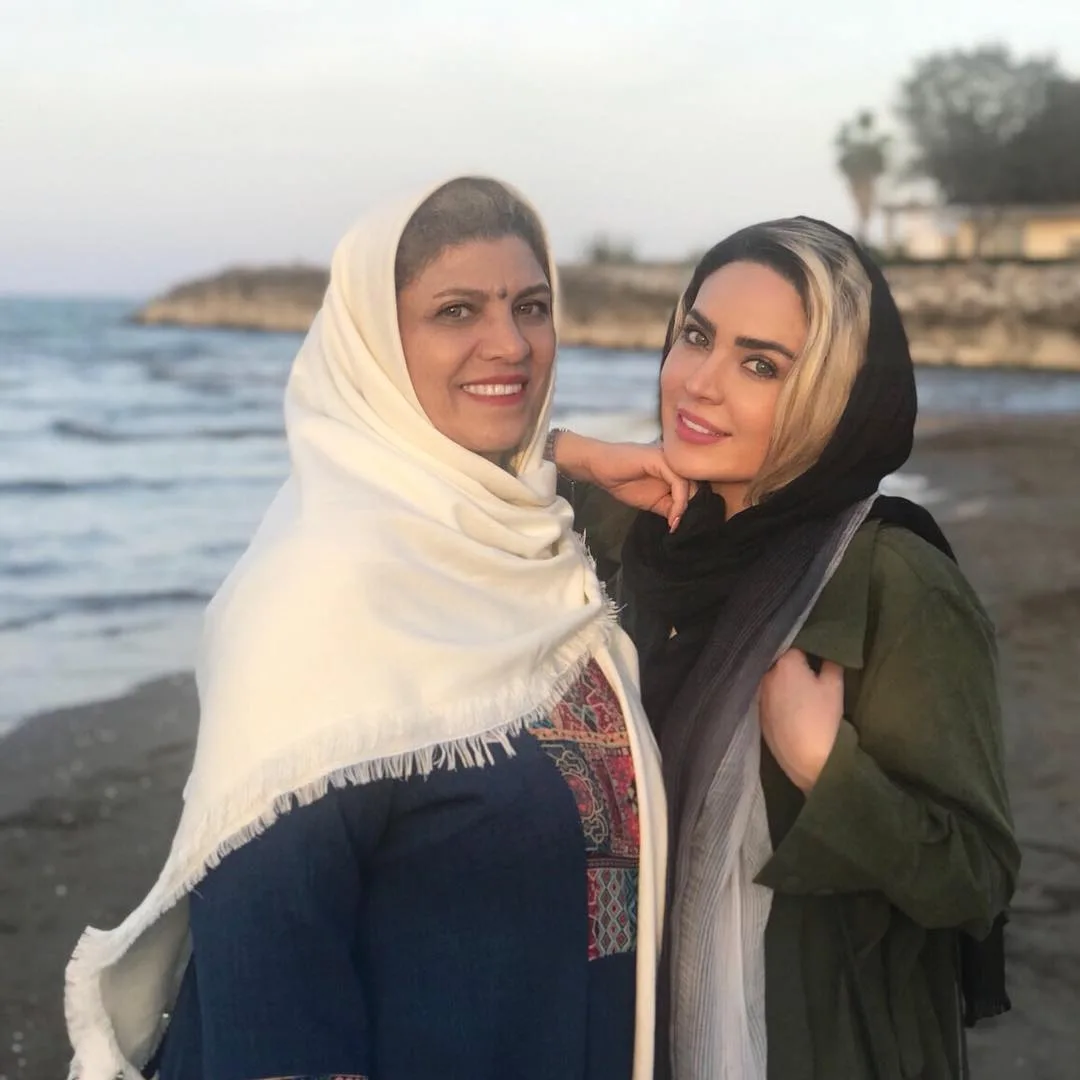 تصاویر و بیوگرافی سولماز آقمقانی بازیگر سینما و تلویزیون سولماز آقمقانی در کنار مادرش