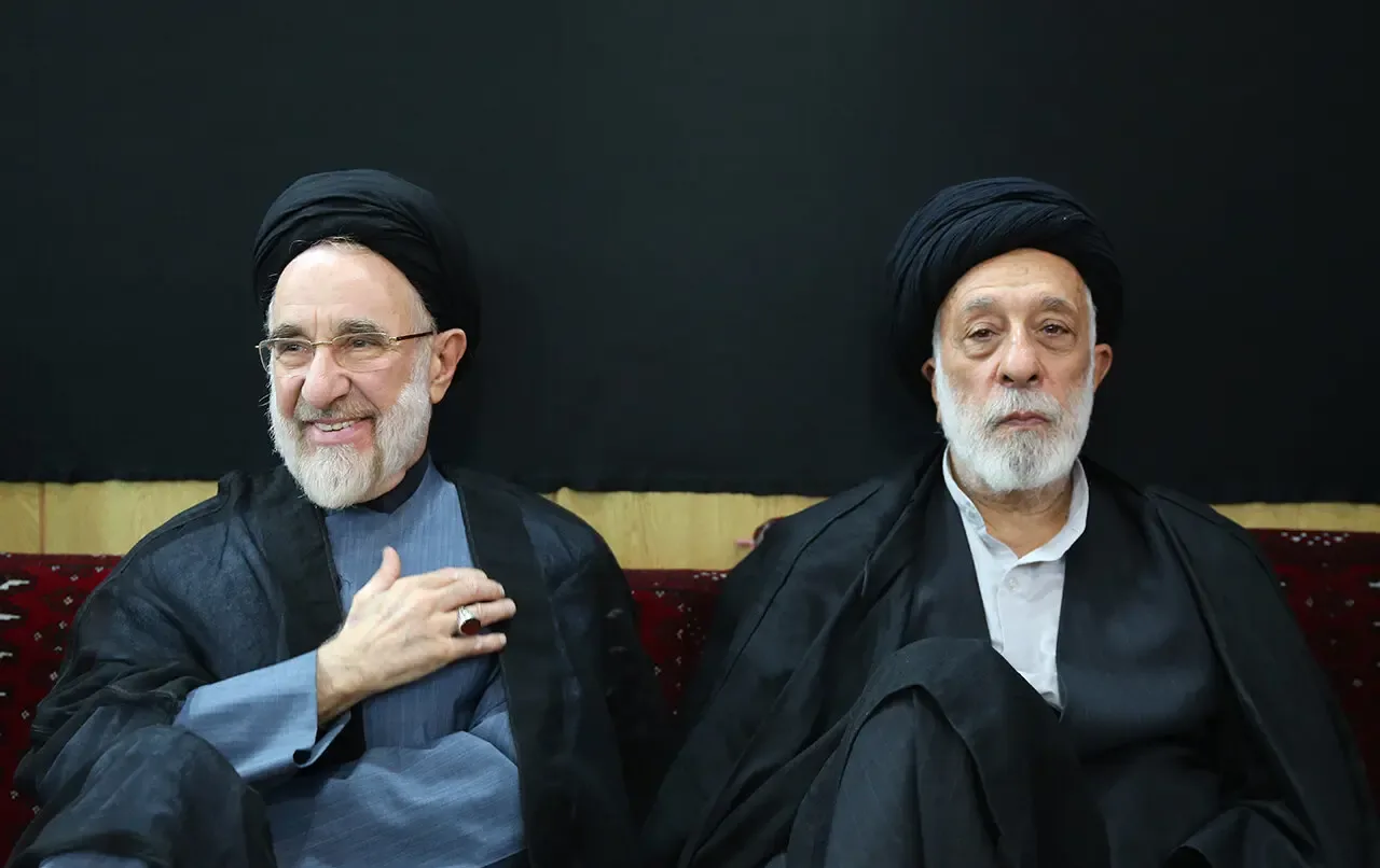 سید هادی خامنهای کیست؟ بیوگرافی برادر آیتالله سید علی خامنهای سید هادی خامنه ای در کنار محمد خاتمی
