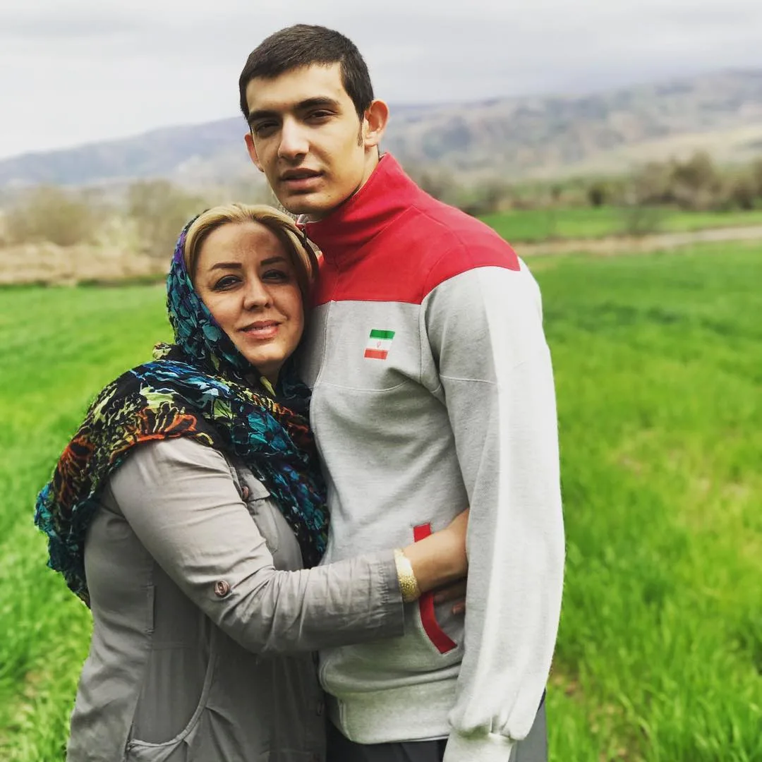 بیوگرافی علی اصغر مجرد ستاره بلندبالای والیبال ایران علی اصغر مجرد در کنار مادرش