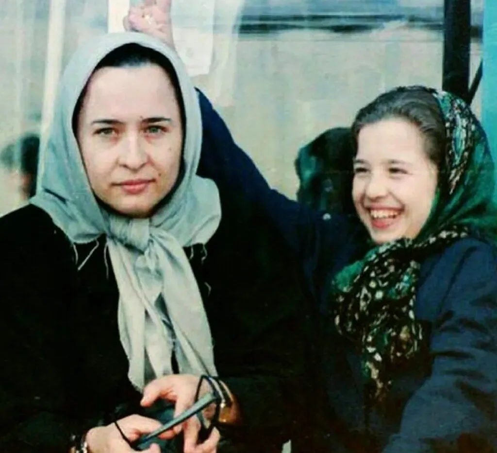 تصاویر و بیوگرافی آزیتا حاجیان بازیگر، زندگی شخصی و ازدواجها عکس جوانی آزیتا حاجیان در کنار دخترش