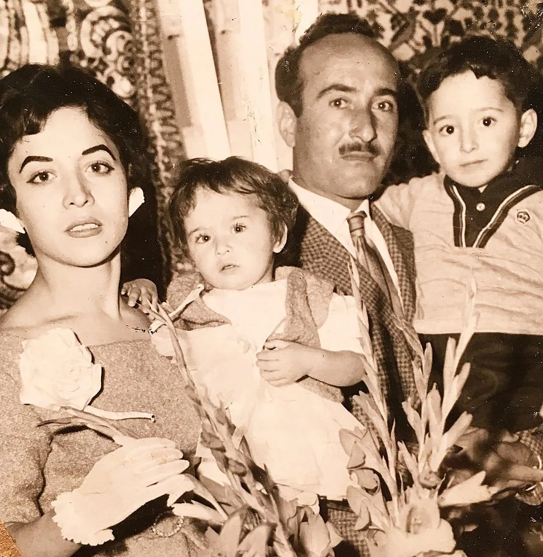 تصاویر و بیوگرافی آزیتا حاجیان بازیگر، زندگی شخصی و ازدواجها تصویر کودکی آزیتا حاجیان در آغوش پدر و مادرش