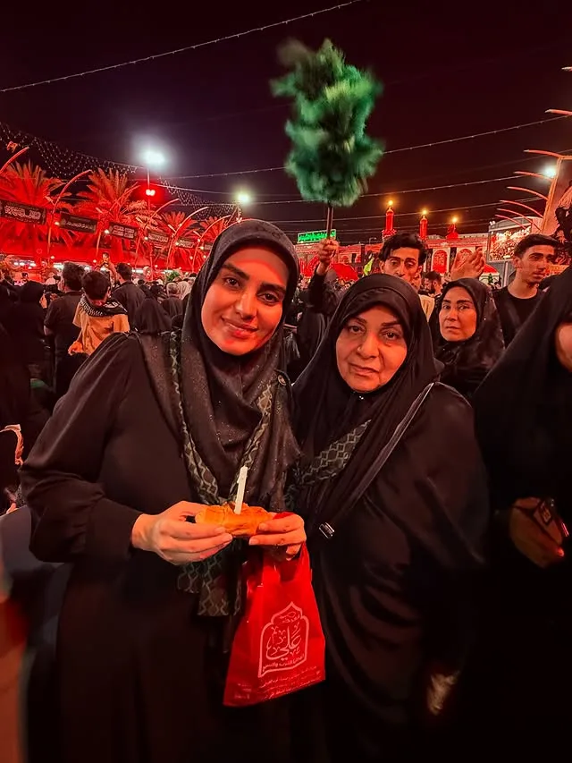 بیوگرافی مریم هدیه لو مجری و تهیهکننده رادیو و تلویزیون صدا و سیما مریم هدیه لو و مادرش در کربلا