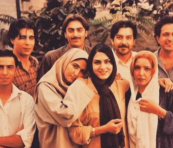 علت درگذشت و بیوگرافی کاوه کاویان بازیگر قدیمی سینما و تلویزیون تصویر قدیمی کاوه کاویان در کنار جمعی از بازیگران