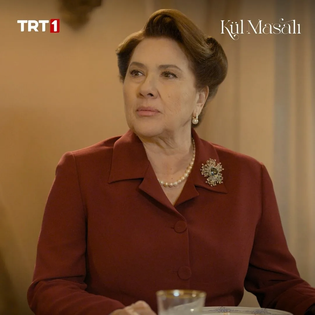 تصاویر و بیوگرافی بازیگران سریال داستان خاکستر + خلاصه و پایان داستان هولیا دارجان (Hülya Darcan)