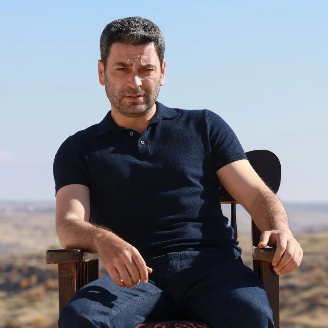 تصاویر و بیوگرافی بازیگران سریال شهر دور (ترکی) + خلاصه داستان اوزان آکبابا (Ozan Akbaba)