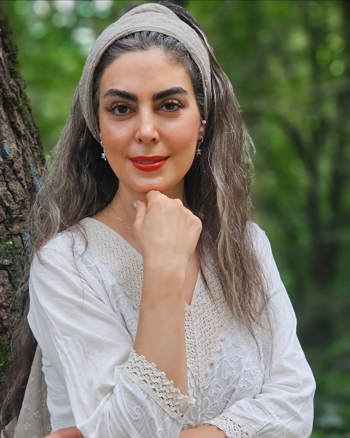 استایل سفید و جذاب نیلوفر شهیدی در جنگل؛ گرد پیری بر چهره بازیگر خانم گاندو نشست! استایل نیلوفر شهیدی در جنگل