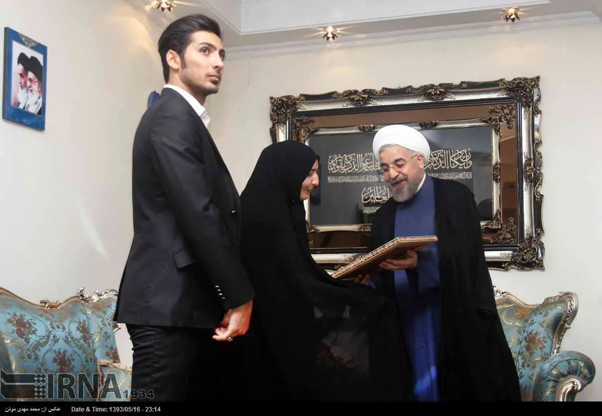 زندگینامه شهید محمود صارمی؛ همسر و فرزند او و ماجرای ۱۷ مرداد روز خبرنگار خانواده شهید صارمی در کنار حسن روحانی